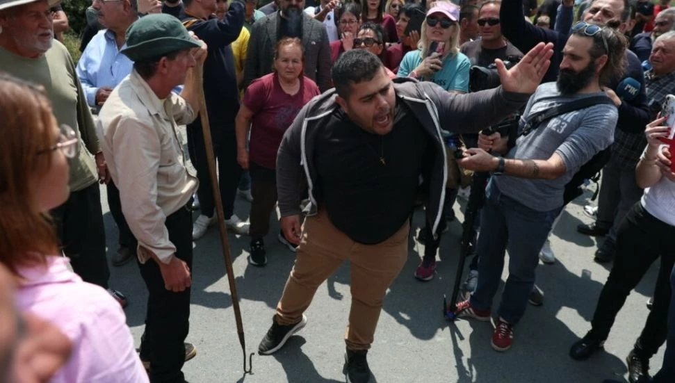 Güney’de Şap hastalığı protestosu: Yollar kapandı, eylemci Adalet bakanına bebeğini uzattı