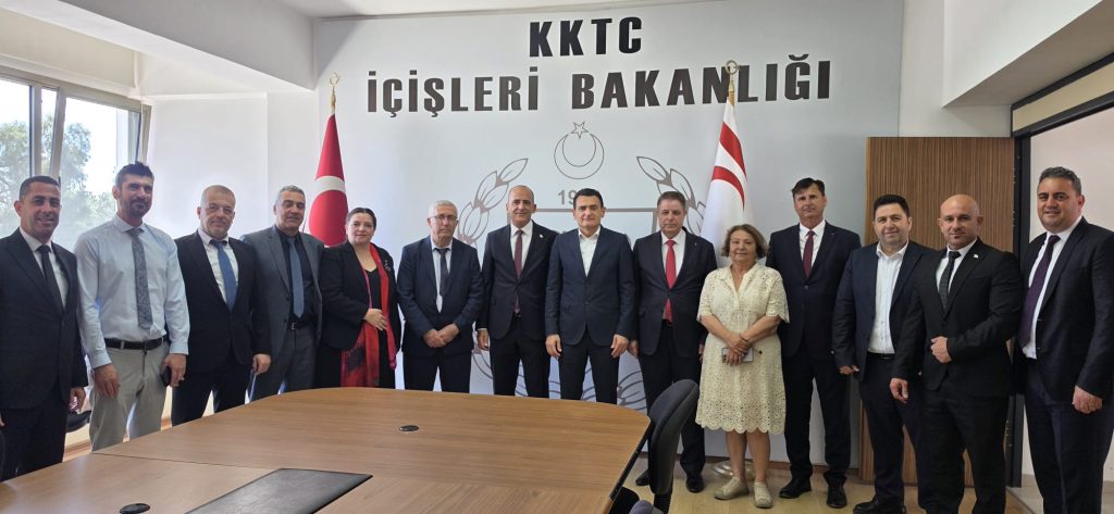 Oğuz, bakanlık merkezinde ve bağlı dairelerde görev yapan personelle bayramlaştı