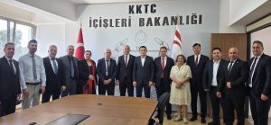 Oğuz, bakanlık merkezinde ve bağlı dairelerde görev yapan personelle bayramlaştı
