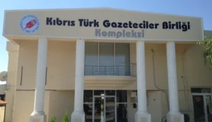 Gazeteciler Birliği: 15’ten fazla kişinin Türkiye’ye giriş yasaklarının kaldırılmasını memnuniyetle karşılıyoruz