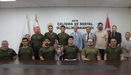 Hasipoğlu, Vakıflar Tekerlekli Sandalye Basketbol Takımı’nı kabul etti: Azim ve dayanışma vurgusu yapıldı
