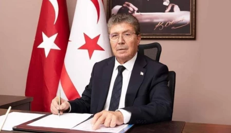 Başbakan Ünal Üstel’den Süper Lig ve Kıbrıs Kupası’nın sahibi olan Gençlik Gücü’ne tebrik