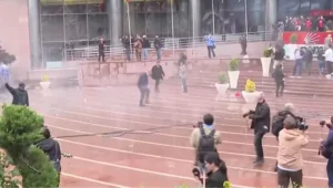 CHP Genel Merkezi’nde tahliye kavgası: Polis parti binasına girdi