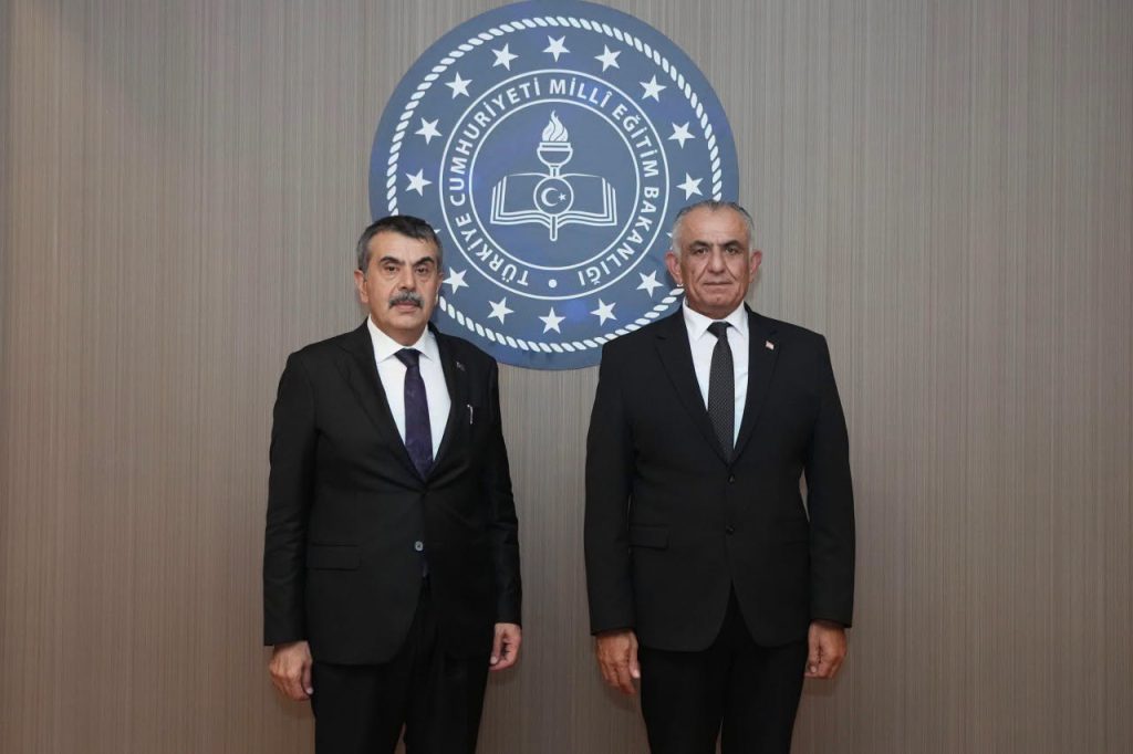 Bakan Çavuşoğlu mevkidaşı Tekin ile bir araya geldi