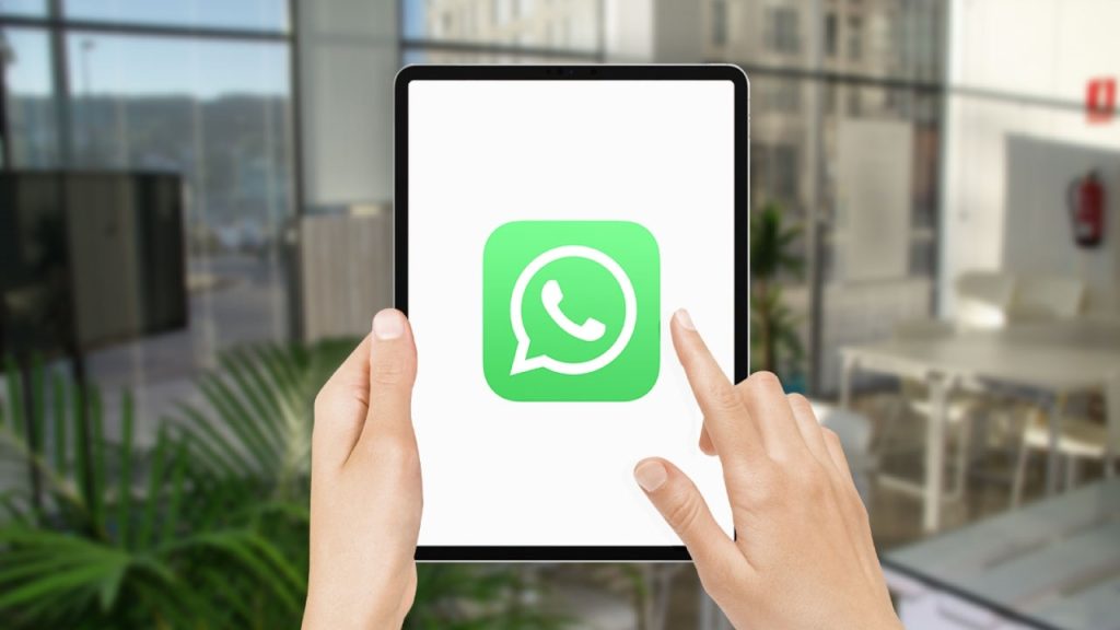 WhatsApp iPad Uygulamasına Şeffaf Liquid Glass Tasarımı Geliyor