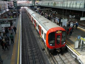Londra’da aşırı sıcak hava ve yağış raylı ulaşımı felç etti