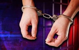 Direksiyon hakimiyetini kaybedip, su hendeğine çarpan alkollü sürücü tutuklandı