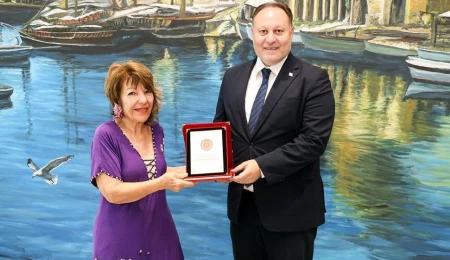Öztürkler’den ressam Güray Altun’a teşekkür plaketi